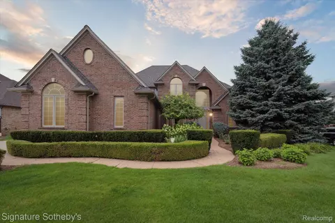 2630 Invitational Dr, Oakland, MI 48363