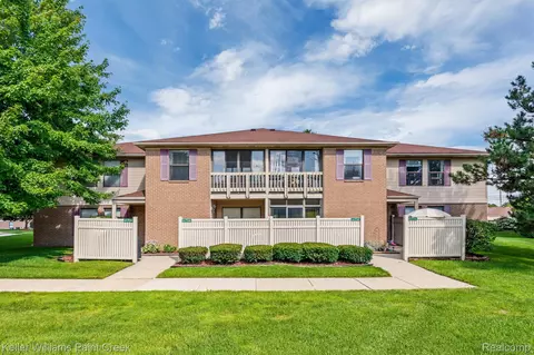 61112 Greenwood Dr, South Lyon, MI 48178