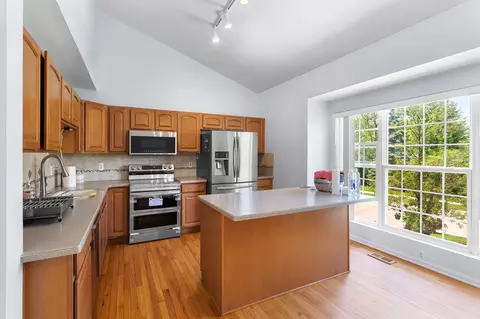 830 Sandalwood Dr, Troy, MI 48085