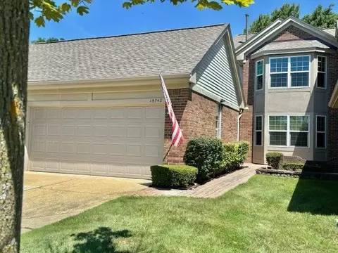 15742 Golfview Dr Blvd, Riverview, MI 48193