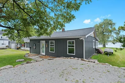 1605 Shoreline Dr, Hartland, MI 48353