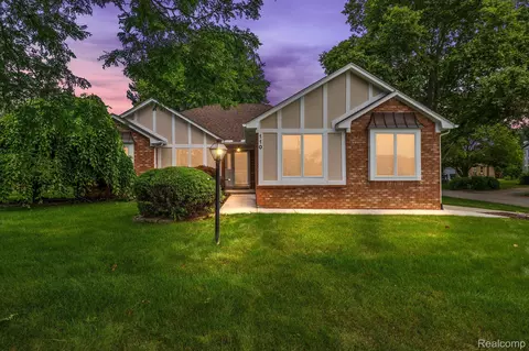 110 Sandalwood Dr, Rochester Hills, MI 48307