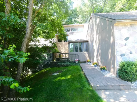 6412 Sundance Trl, Genoa, MI 48116