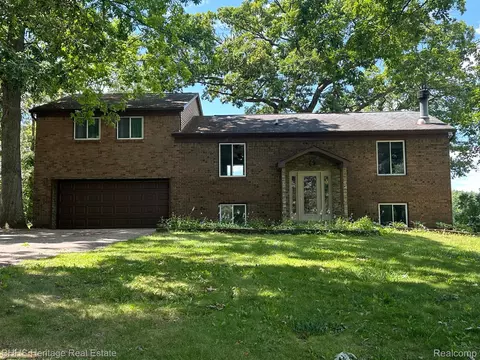 260 W Peterson Dr, Brighton, MI 48114