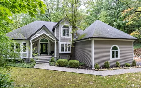 8673 Mohican Dr, Clarkston, MI 48348