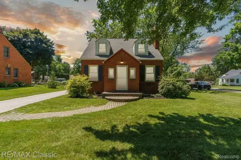 3805 Lincolnshire Rd, Waterford, MI 48328