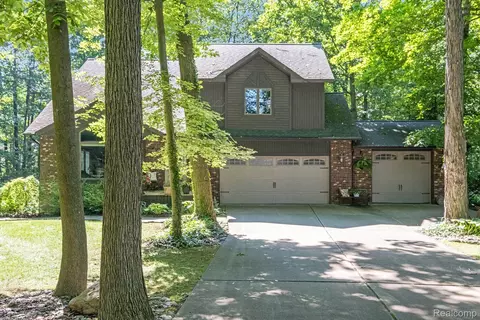 9246 Young Dr, Swartz Creek, MI 48473