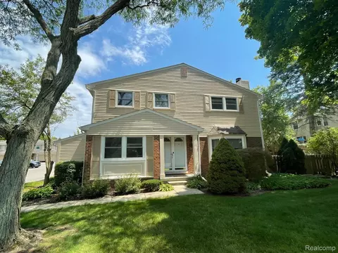 1534 Brentwood Dr, Troy, MI 48098