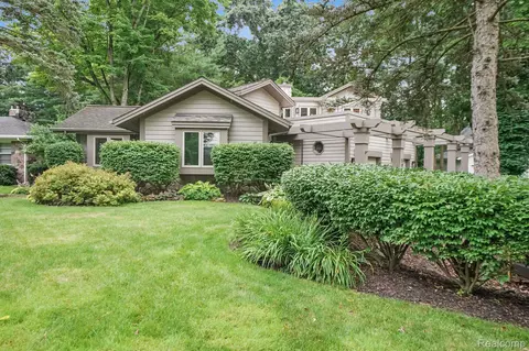 5966 Winans Dr, Brighton, MI 48116