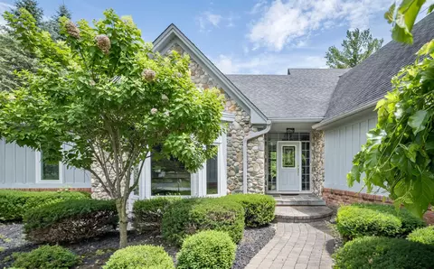 5533 Village Ln, Bloomfield Hills, MI 48301