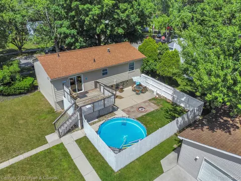 44645 Oregon Trl, Plymouth, MI 48170