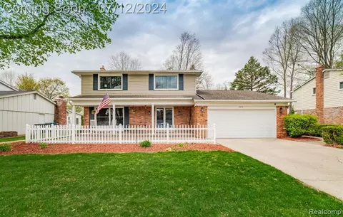 2674 Wareing Dr, Lake Orion, MI 48360