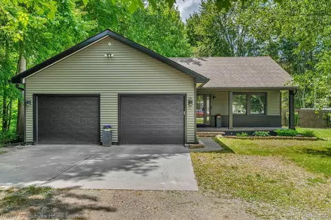 3887 Krafft Rd, Fort Gratiot, MI 48059