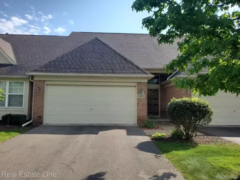 5455 Greenway Dr #70, Trenton, MI 48183