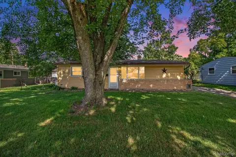 924 S Carlson St, Westland, MI 48186