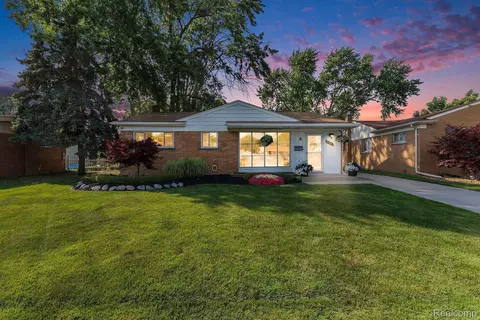 21207 Briarcliff St, Saint Clair Shores, MI 48082