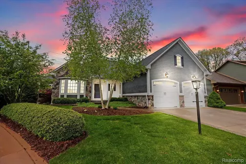 184 Cottage Ln, Milford, MI 48381
