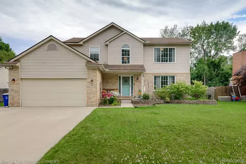 5861 Meadowgreene Dr, Waterford, MI 48327