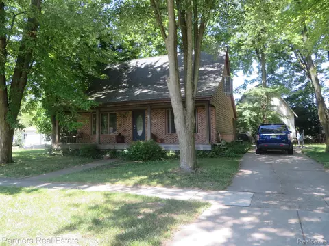 360 S Collins St, Fowlerville, MI 48836