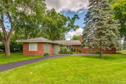2434 Parcells Cir, Bloomfield Hills, MI 48302
