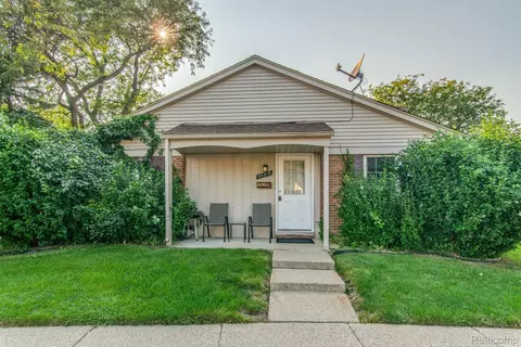 34219 Garfield Cir, Fraser, MI 48026