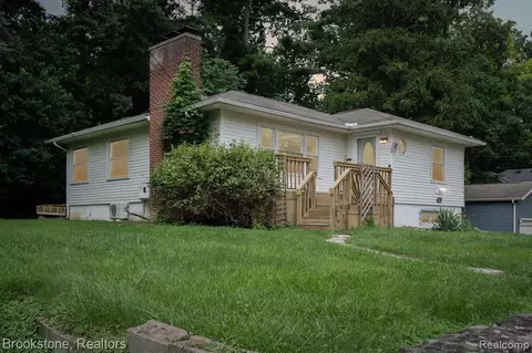 1005 Forest Lake Blvd, Lake Orion, MI 48362