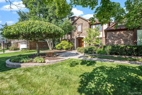 5191 Spring Meadows Dr, Troy, MI 48085