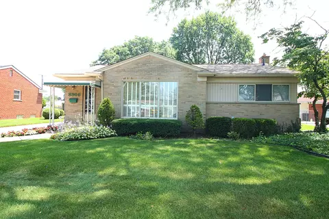 8966 Radner Dr, Sterling Heights, MI 48314