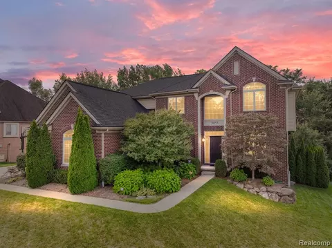 5055 Parkgate Dr, Commerce Twp, MI 48382