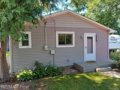 101 W Glass Rd, Brandon, MI 48462