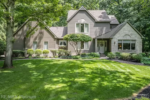 1612 Moonlight Dr, Howell, MI 48843