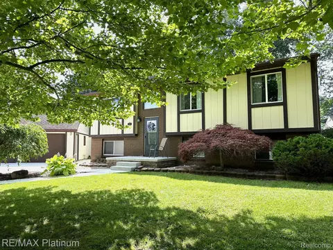 1628 Woodlake Cir, Brighton, MI 48116