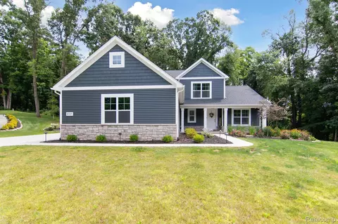8925 Fielding Dr, Green Oak, MI 48116