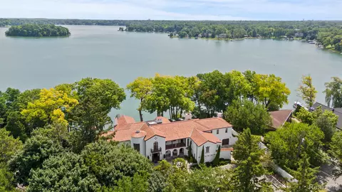 2384 Lake Angelus Ln, Lake Angelus, MI 48326