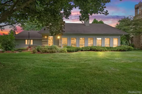 6386 Denton Dr, Troy, MI 48098