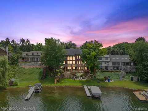 6340 Lakeshore St, West Bloomfield, MI 48323