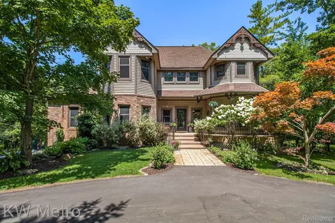 5490 Deerfoot Trl, West Bloomfield, MI 48323
