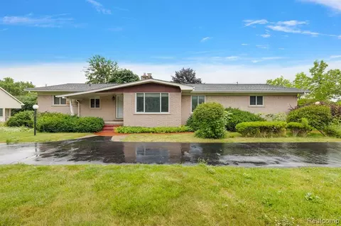 60 E Square Lake Rd, Bloomfield Hills, MI 48304
