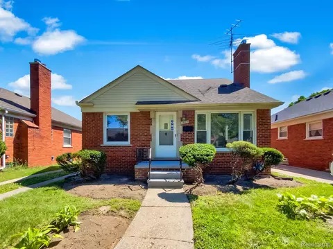 1973 Hollywood Ave, Grosse Pointe Woods, MI 48236