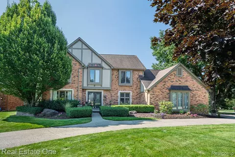 1692 Snowden Cir, Rochester Hills, MI 48306