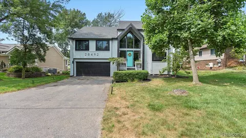 28492 Barbara Ln, Grosse Ile, MI 48138
