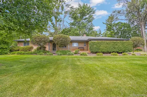 28473 Westerleigh Rd, Farmington Hills, MI 48334