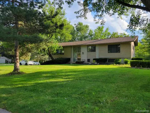 5612 Swan Lake Dr, West Bloomfield, MI 48322