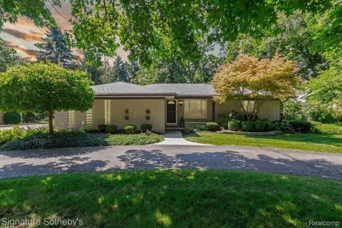 203 Montmorency Rd, Rochester Hills, MI 48307