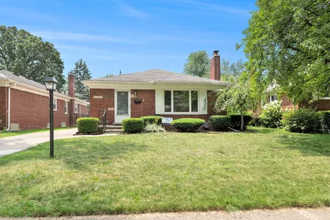1863 Prestwick Rd, Grosse Pointe Woods, MI 48236