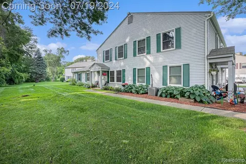 3135 Sunnyside Ct, Lake Orion, MI 48360