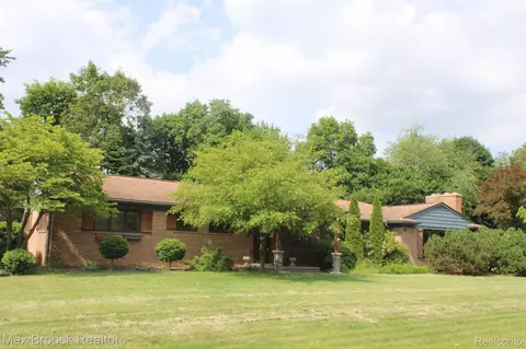 977 N Reading Rd, Bloomfield Hills, MI 48304