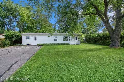 9441 Old Lee Rd, Green Oak, MI 48116