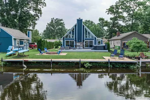 1676 Oldtown Ave, West Bloomfield, MI 48324