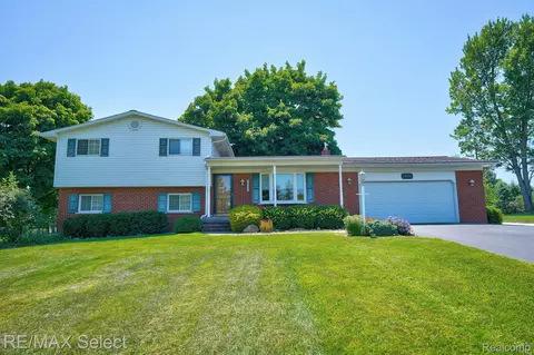 1453 N Long Lake Rd, Fenton, MI 48430